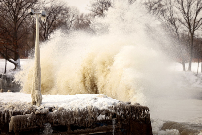 「炸彈氣旋」席捲美國，紐約州被冰封。圖為伊利湖（Lake Erie）捲起的浪花結冰。（圖／路透社）