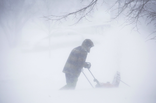 「炸彈氣旋」席捲美國，紐約州被冰封，幾乎看不見道路。（圖／美聯社）