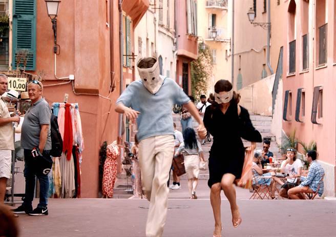 奥地利影后苏菲萝（右），在《拼音恋习曲》和小她41岁的男星米蓝贺姆斯热恋。（海鹏提供）