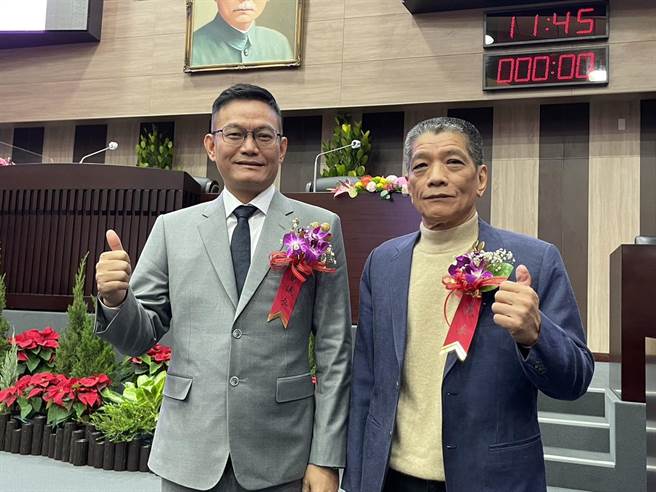 南投县议会第20届正副议长，由国民党籍何胜丰、潘一全以28票毫无悬念顺利连任 。（杨静茹摄）
