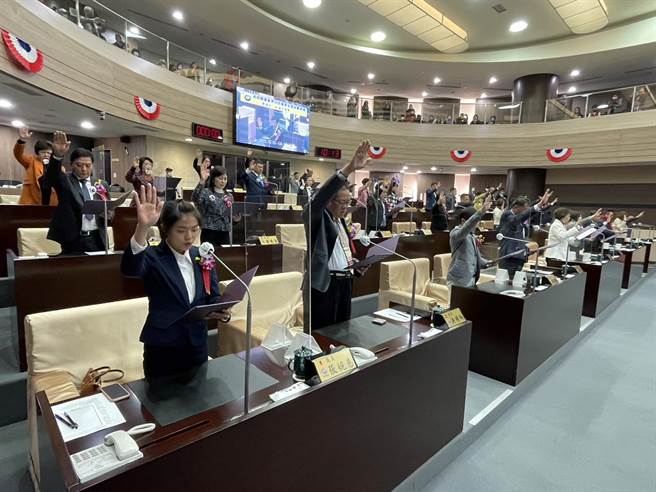 南投县议会第20届共37席议员，在议事厅宣誓就职 。（杨静茹摄）