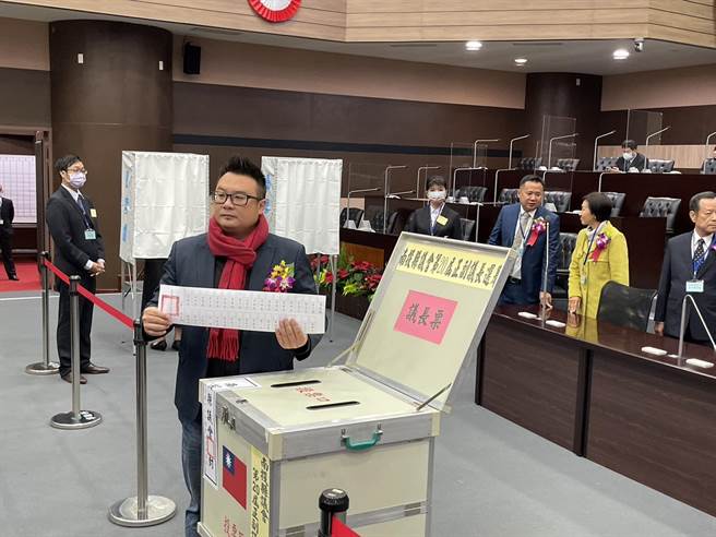 民眾党籍南投县议员简千翔，在正副议长选举都投票给自己。（杨静茹摄）