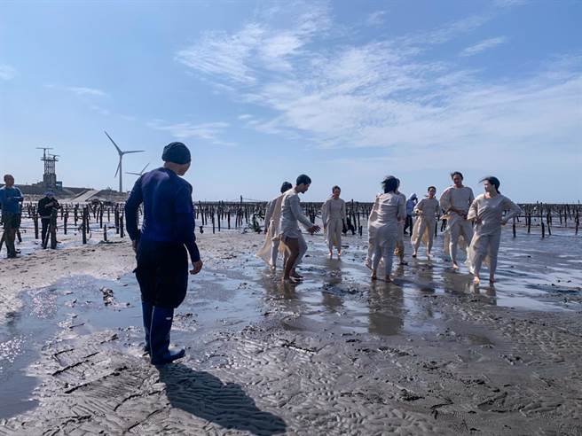 国家文艺奖得主、纪录片导演柯金源最新作品《海之岸》，结合影像和表演艺术，探讨海岸变迁，这也是他首次和表演团体「人剧团」合作。（公视提供）