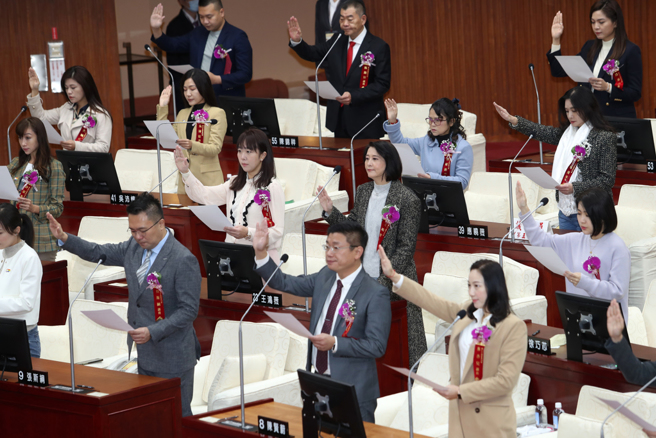 台北市第14届议员宣誓就职典礼25日在议事场内举行，新科市议员们宣誓后正式上任。（刘宗龙摄）
