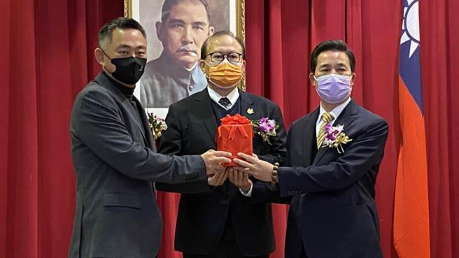 金门县长就职暨交接典礼今日在大同之家举行，陈福海(右)从杨镇浯(左)手中接下印信，正式重掌金门县政。(于家麒摄)