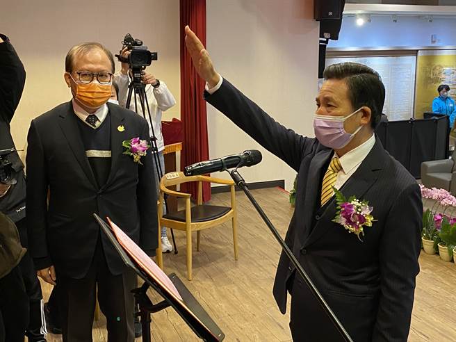 在行政院人事行政总处人事长苏俊荣(左)监誓下，陈福海(右)上台宣誓就职。(于家麒摄)