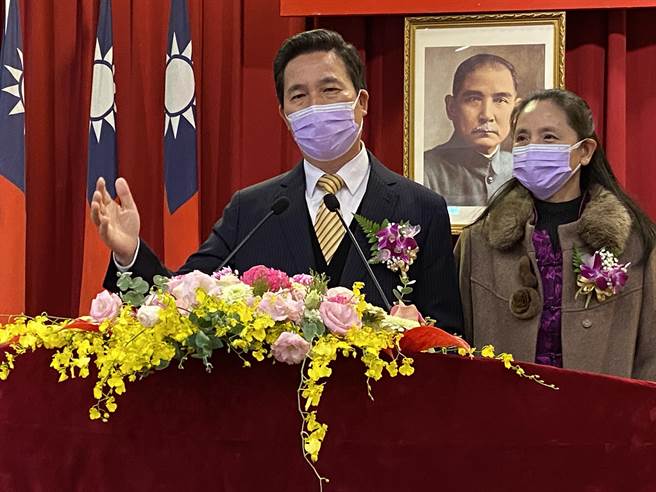 陈福海(左)说一路走来最亏欠的就是他的「牵手」许梨羡(右)，邀请她上台手牵手一同分享喜悦。(于家麒摄)