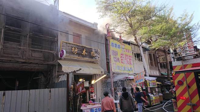 鹿港热闹商店街的住宅，发生火警，彰化县消防局第三大队动员抢救。（民眾提供／吴敏菁彰化传真）