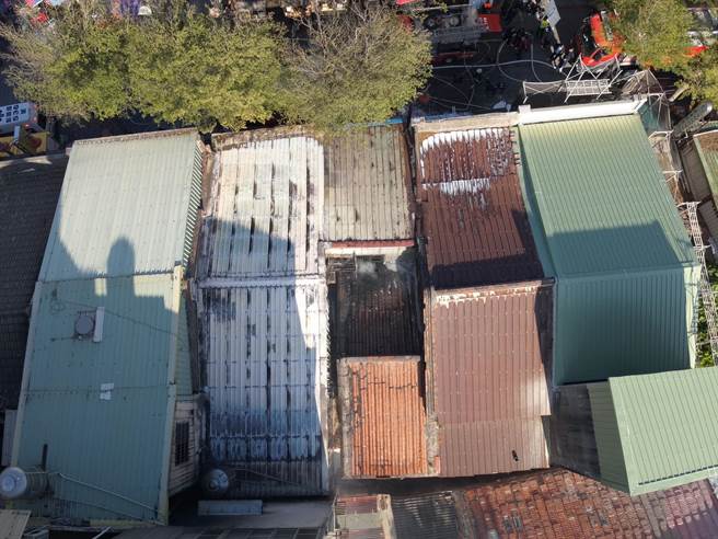 鹿港热闹商店街的住宅，发生火警，彰化县消防局第三大队动员抢救。（民眾提供／吴敏菁彰化传真）