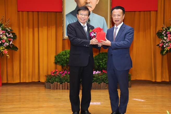 嘉義縣長翁章梁（右）接下嘉義縣第19屆縣長印信。（嘉義縣政府提供／廖素慧嘉縣傳真）