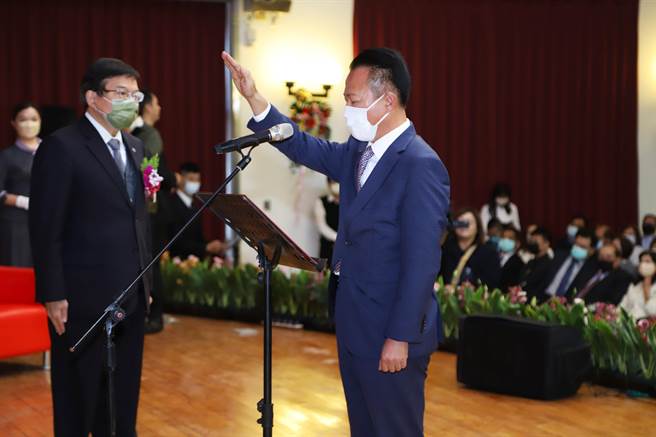 嘉義縣長翁章梁宣誓就職嘉義縣第19屆縣長。（嘉義縣政府提供／廖素慧嘉縣傳真）