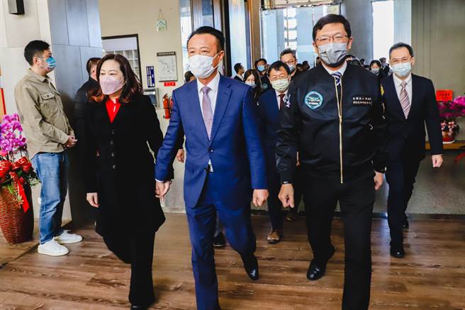 嘉義縣長翁章梁偕夫人出席宣誓就職嘉義縣第19屆縣長典禮。（嘉義縣政府提供／廖素慧嘉縣傳真）