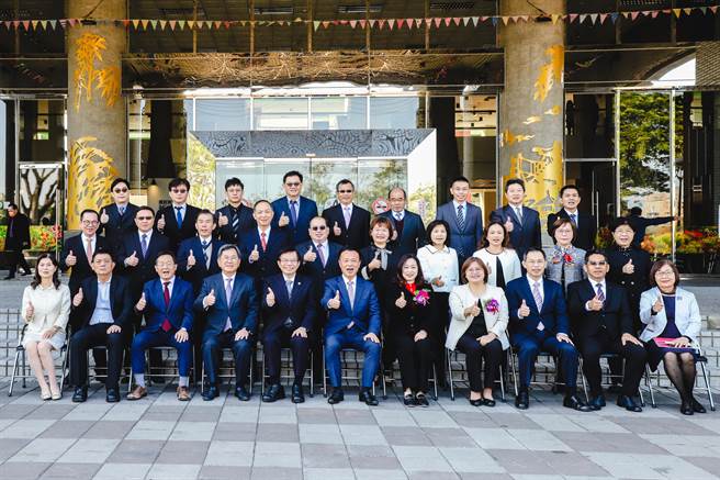 嘉義縣長翁章梁宣誓就職嘉義縣第19屆縣長後，與縣府同仁合照。（嘉義縣政府提供／廖素慧嘉縣傳真）