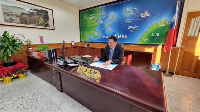 王忠铭上任后即批示2件公文。（连江县政府提供）