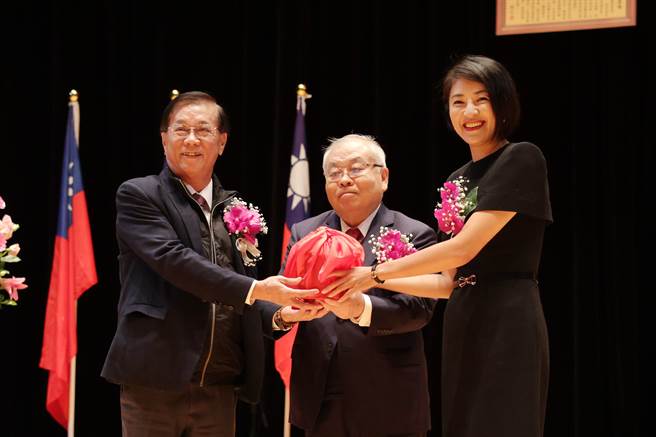 主计长朱泽民监交下，县长许淑华走马上任，成为南投县建县72年来首位女县长。（杨静茹摄）