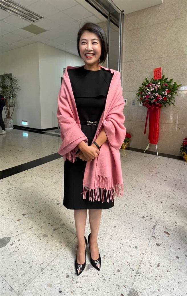 许淑华亮丽短髮，加上身穿黑色洋装、搭配黑色细根高跟鞋，立即成为全场娇点。（杨静茹摄）