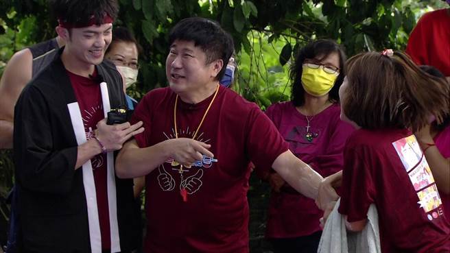 胡瓜（右2）對籃籃拉他下水行為感到好氣又好笑。（民視提供）