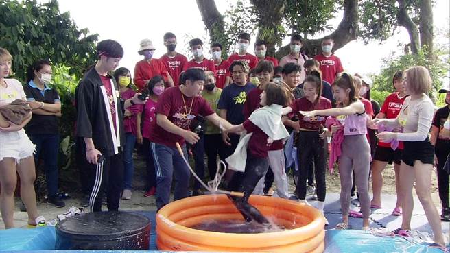 籃籃（右）想拉著胡瓜一起下水。（民視提供）