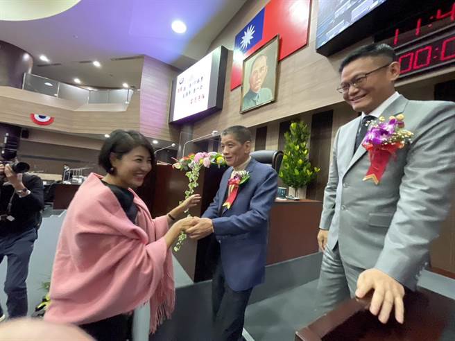 许淑华到南投县议会，祝贺南投县议长何胜丰、副议长潘一全顺利高票连任。（杨静茹摄）