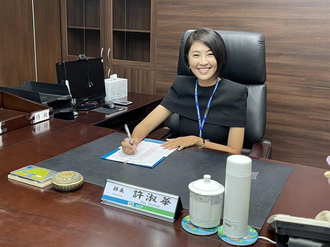 许淑华在县府批第1件公文，发文给中央及地方外并说明「淑华已于111 年12月25日宣誓就任本县第19届县长，同日接篆视事」。（杨静茹摄）