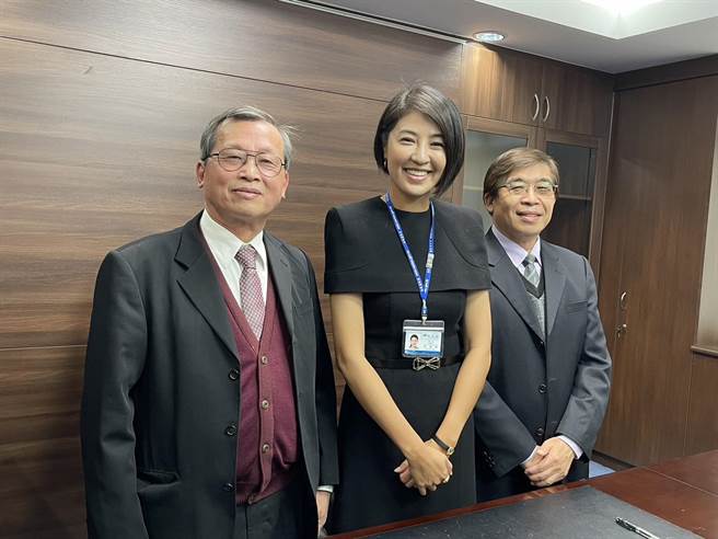 南投县建县72年首位女县长许淑华，与副县长王瑞德、秘书长洪瑞智。（杨静茹摄）