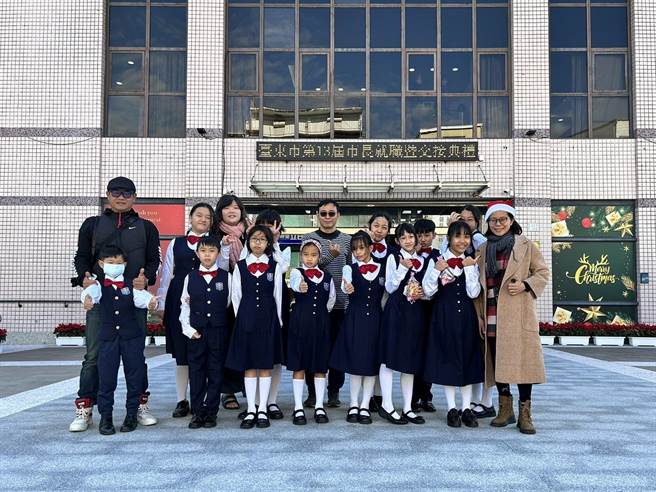 第13届台东市长就职典礼今天举行，台东县丰荣国小合唱团受邀领唱国歌。（蔡旻妤摄）