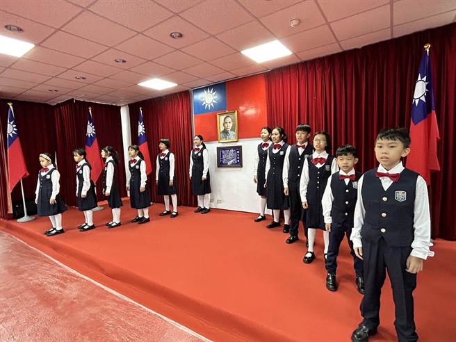 第13届台东市长就职典礼今天举行，台东县丰荣国小合唱团受邀领唱国歌。（蔡旻妤摄）