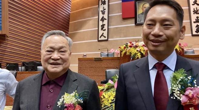 上屆宜蘭縣議會議長張建榮（左）開心表示，兒子張勝德（右）有機會接棒，是他人生中最高興的事。（吳佩蓉攝）