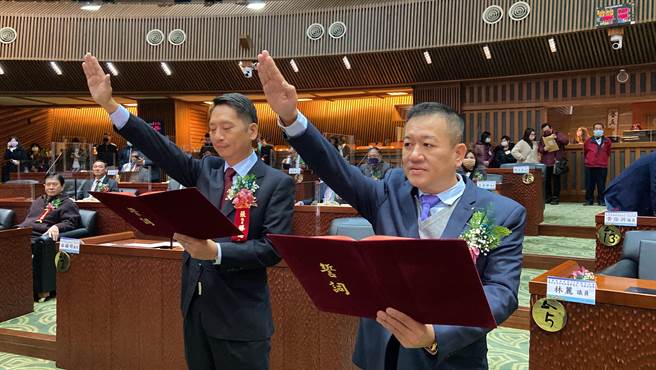 宜蘭縣議會本屆正副議長選舉結果今出爐，由國民黨新科議員張勝德（左）當選議長，副議長則由無黨籍陳漢鍾（右）以23票連任當選。（吳佩蓉攝）