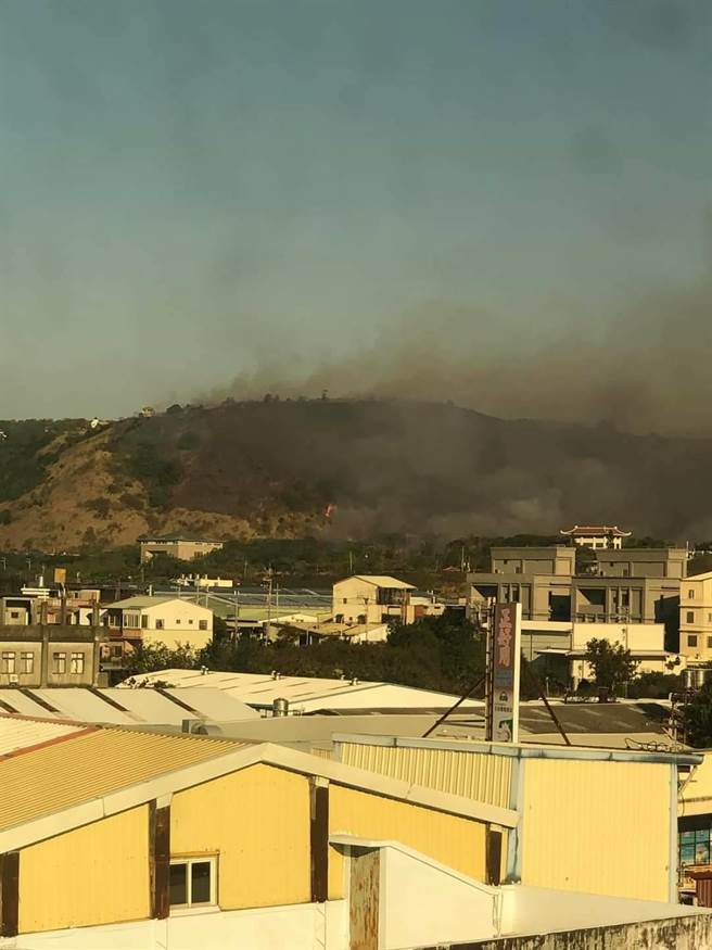 大甲铁砧山后方山林大火，台中消防局动员消防队员前往抢救。（图／取自脸书「我爱大甲2」）