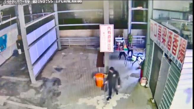 新北市林口区文化北路一段有处自助洗车场19日凌晨遭窃，3窃贼入内后发现疑似没甚么东西好偷，结果不仅偷走一个客人遗留的空皮箱，还窃走场内香肠摊的2000余元零钱以及2袋生的糯米肠。(黄敬文翻摄)