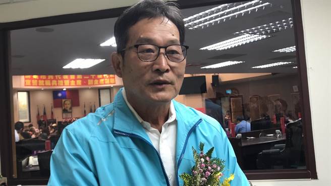 屏东市代主席选举最终以抽籤决胜负，并由萧国亮抽中籤王，成功二连霸。（谢佳潾摄）