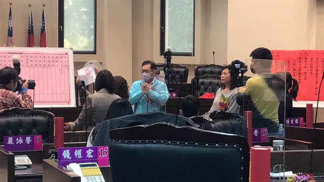 屏东市代主席选举最终以抽籤决胜负，并由萧国亮抽中籤王，成功二连霸。（谢佳潾摄）