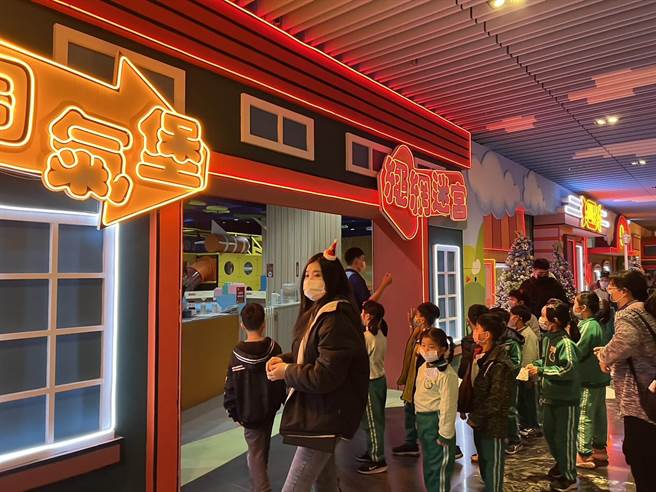 台中市新平、头汴、光隆、九德及旭光等5所国小共250名师生，除了让学生感受学习的多样与丰富性外，同时兼具知识性探索及动态性的体验。（中阳集团提供／潘虹恩台中传真）