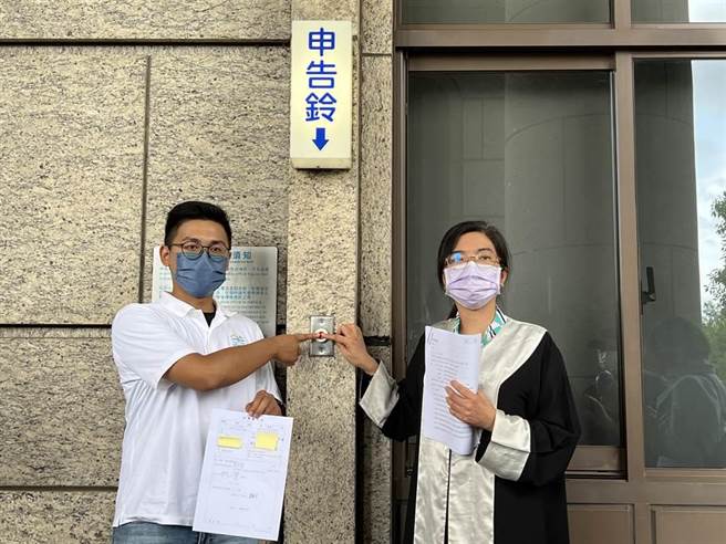 因不满被抹黑，9月1日时国民党桃园市长参选人张善政竞办发言人何元楷在律师陈丽玲陪同下状告当时的桃园市长郑文灿、民进党市长参选人郑运鹏。(本报资料照片)