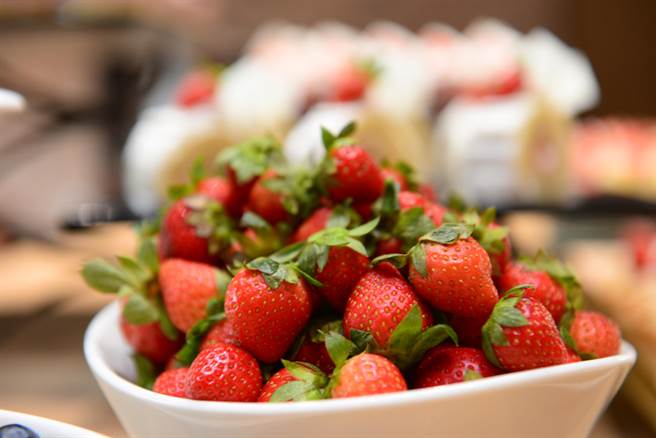 台中震大金郁金香酒店推出「恋恋草莓季　草莓无限放题自助午餐」。(震大金郁金香酒店提供)