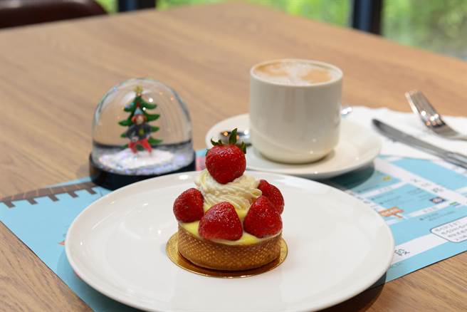 震大金郁金香酒店下午茶时段以草莓为主题推出「莓好午茶组」。(震大金郁金香酒店提供)