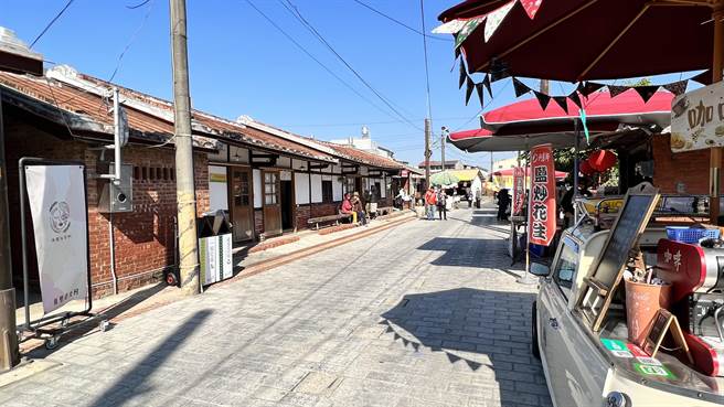 台南后壁菁寮老街观光热潮不如电视剧播映时，今天逢耶诞节，中午人潮仍稀稀落落。（张毓翎摄）