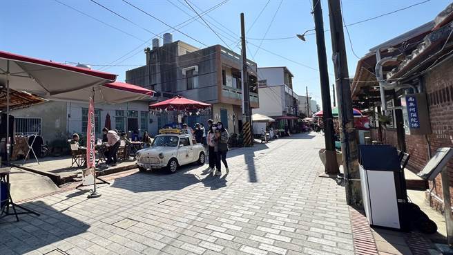 台南后壁菁寮老街观光热潮不如电视剧播映时，今天逢耶诞节，中午人潮仍稀稀落落。（张毓翎摄）