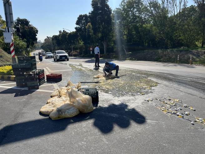 满地的蛋壳、蛋液影响往来车辆通行安全，前后花了近1个小时才将路面清除完毕。(图／警方提供)
