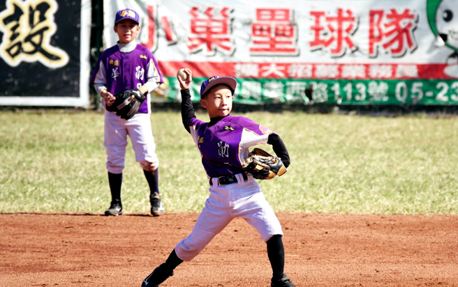 桃園市華勛國小白隊黃政惒策動三殺守備。（學生棒球聯盟提供）