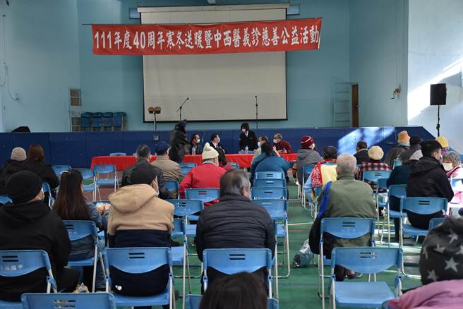 苗栗縣南庄鄉慈善藥師羅重盛40周年寒冬送暖活動，25日在南庄國中活動中心舉行。（謝明俊攝）