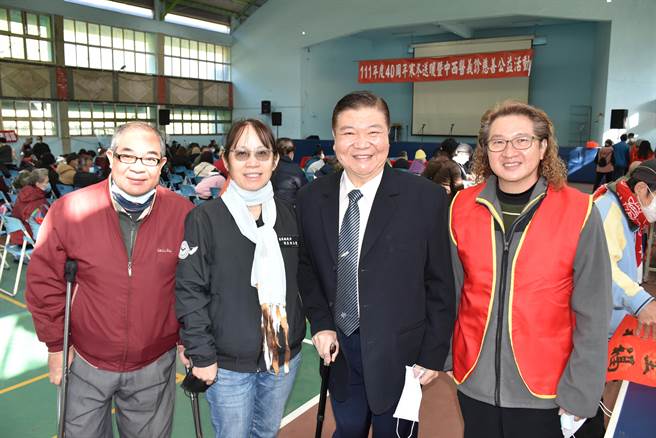 苗栗縣南庄鄉慈善藥師羅重盛40周年寒冬送暖活動，25日在南庄國中活動中心舉行，南庄國中校長絲玉霞（左二）熱心出借場地。（謝明俊攝）