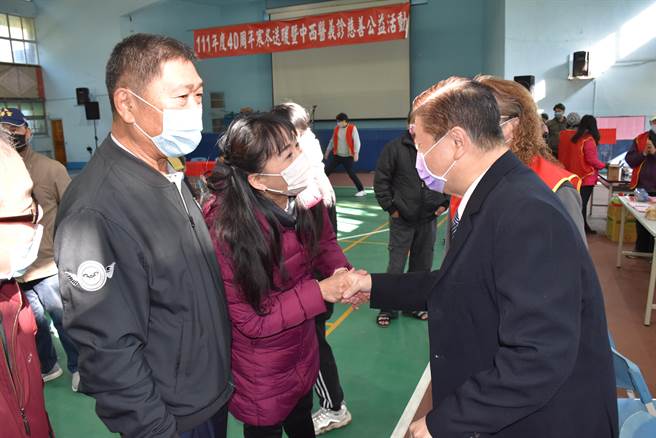 苗栗縣南庄鄉慈善藥師羅重盛40周年寒冬送暖活動，連任成功的南庄鄉代主席黃順源（左）、莊新妹（左二）到場致意。（謝明俊攝）