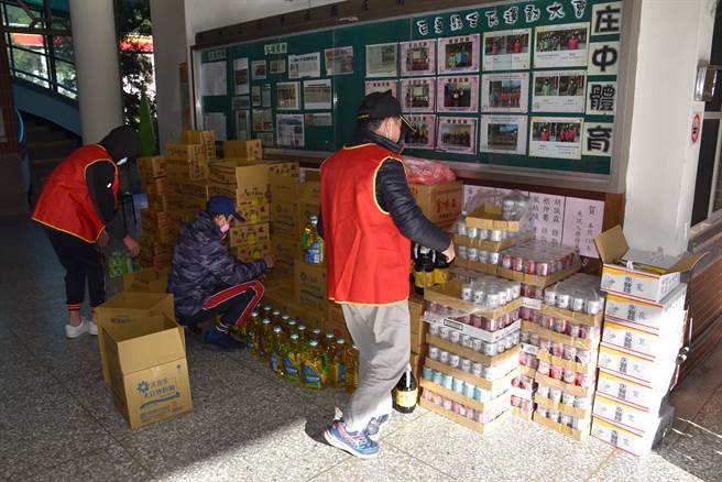 苗栗縣南庄鄉慈善藥師羅重盛40周年寒冬送暖活動，義工們一早就到場整理發放民生物資。（謝明俊攝）
