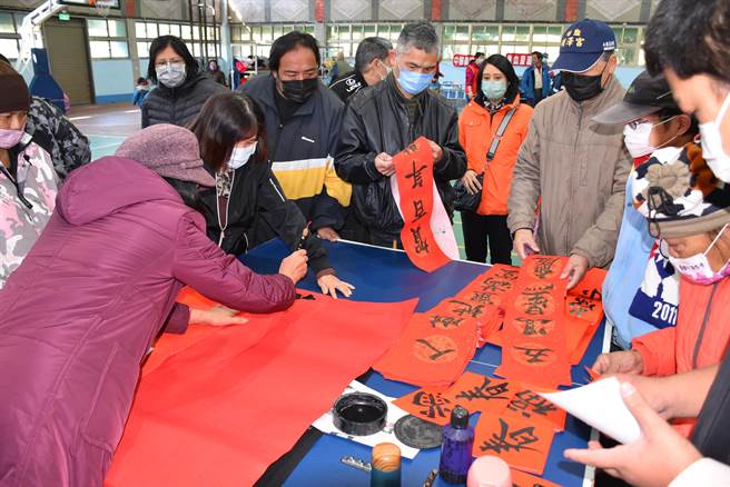 苗栗縣南庄鄉慈善藥師羅重盛40周年寒冬送暖活動，義工免費揮毫寫春聯送給到場民眾議員。（謝明俊攝）