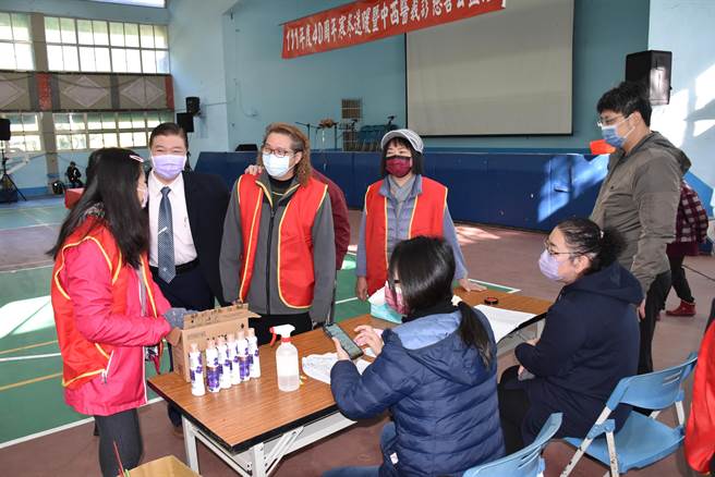 苗栗縣南庄鄉慈善藥師羅重盛40周年寒冬送暖活動，羅重盛感謝義工們協助。（謝明俊攝）