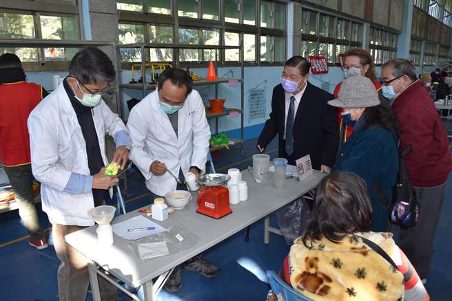 苗栗縣南庄鄉慈善藥師羅重盛40周年寒冬送暖活動，羅重盛感謝義工們協助。（謝明俊攝）