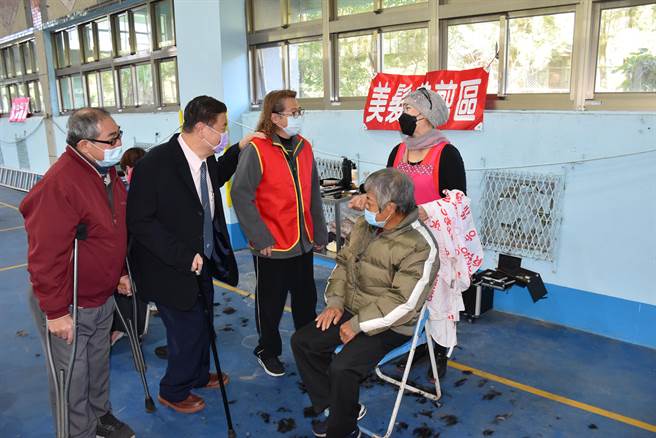 苗栗縣南庄鄉慈善藥師羅重盛40周年寒冬送暖活動，羅重盛感謝義工們協助。（謝明俊攝）