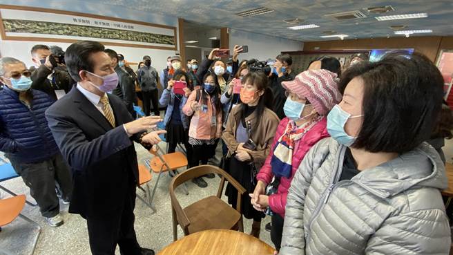 結束就職典禮後縣長陳福海（左2）隨即趕回縣府，查看小三通民眾登記狀況，安撫焦急等候的民眾。（于家麒攝）
